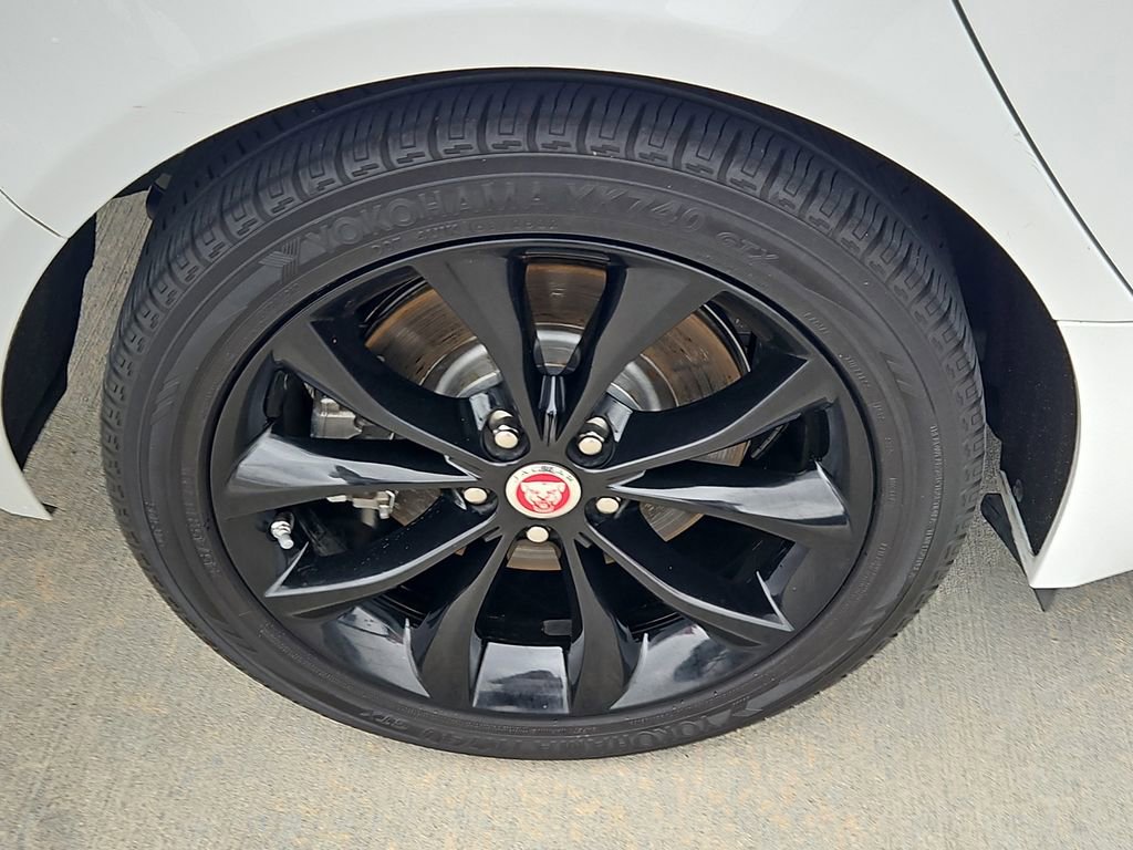 Used 2020 Jaguar XF Premium image 10