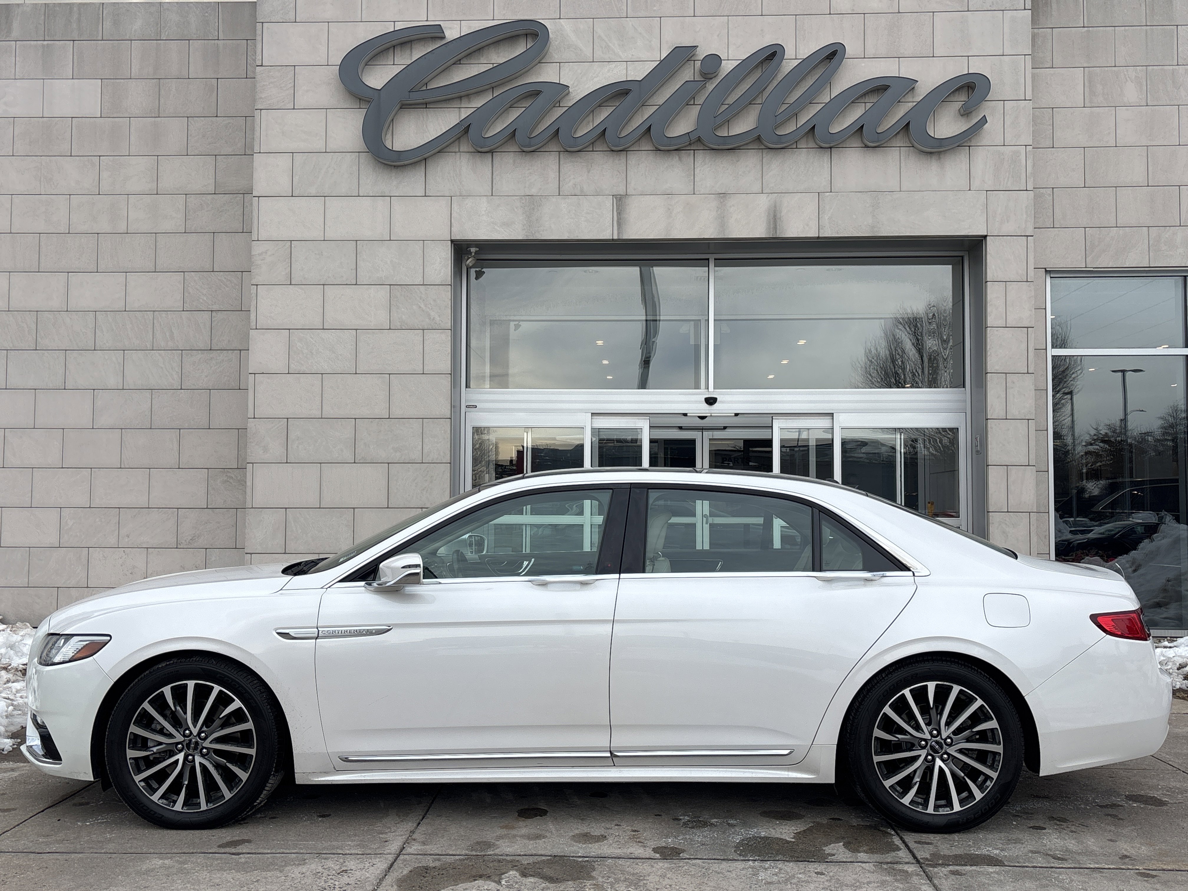 Used 2017 Lincoln Continental Select image 10