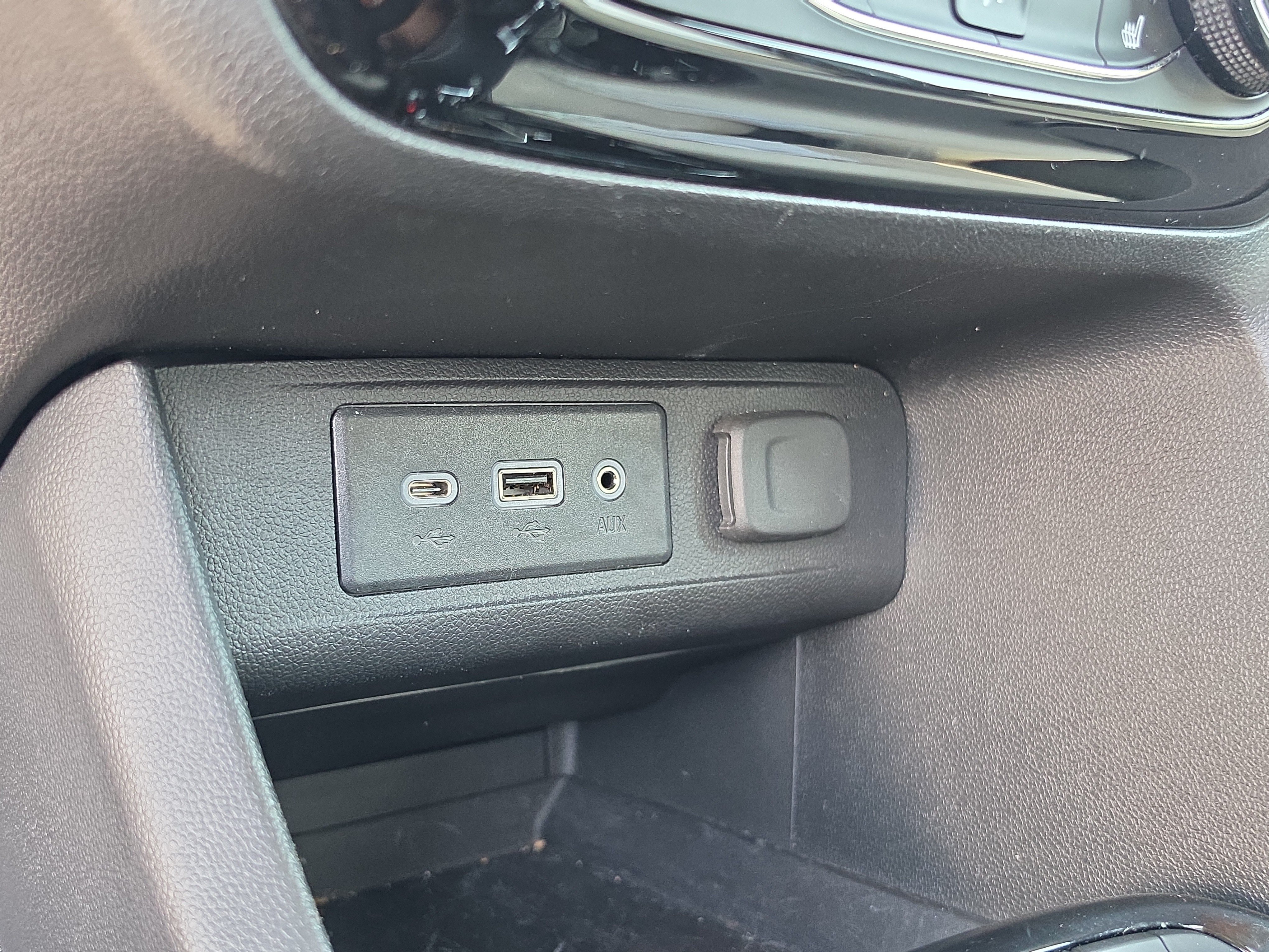 Certified 2023 Buick Encore GX Preferred w/ Cold Weather Comfort Package FWD image 28