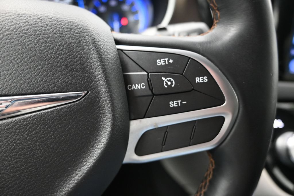 Used 2017 Chrysler Pacifica Touring-L FWD image 23