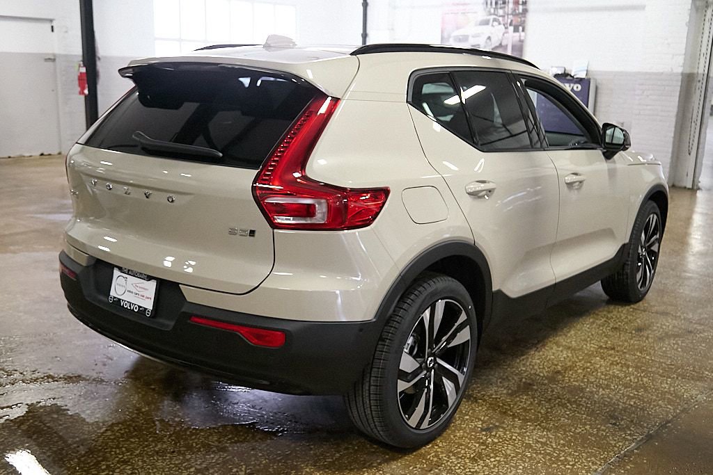 New 2026 Volvo XC40 B5 Ultra w/ Climate Package image 9