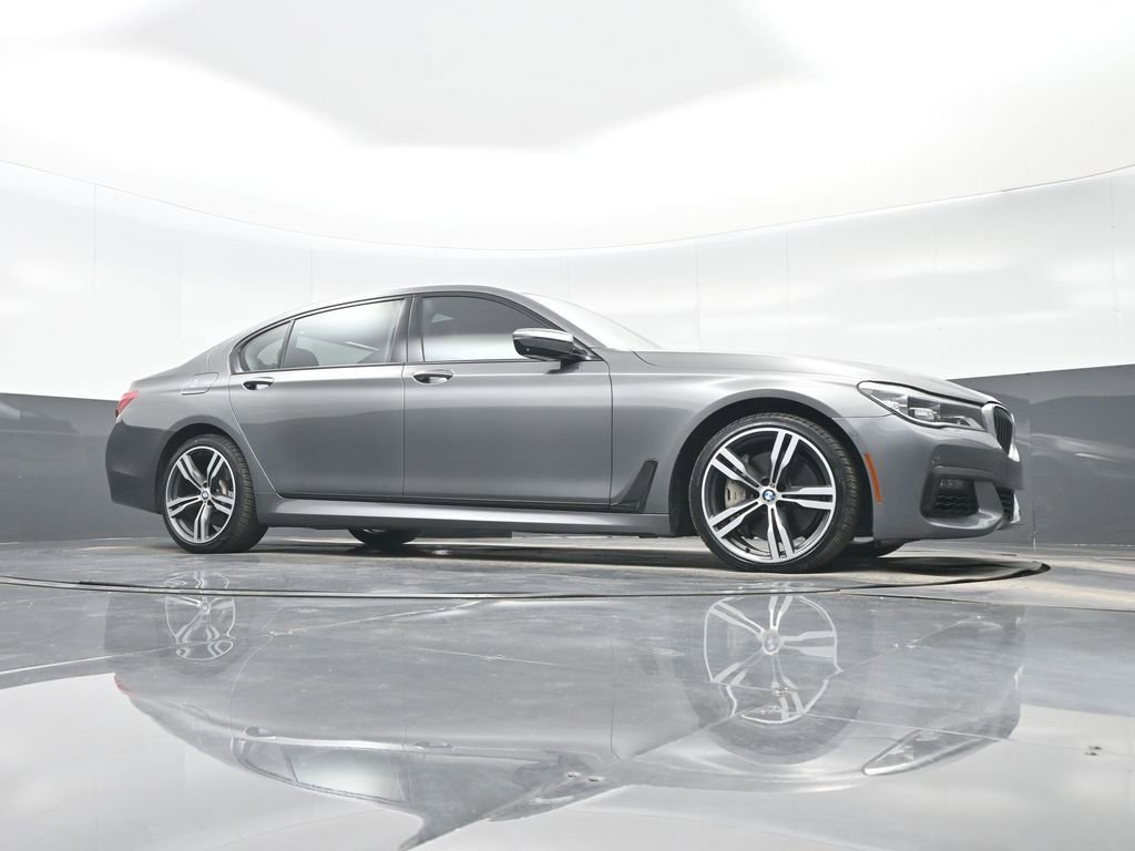 Used 2019 BMW 750i w/ Luxury Rear Seating Package RWD image 32
