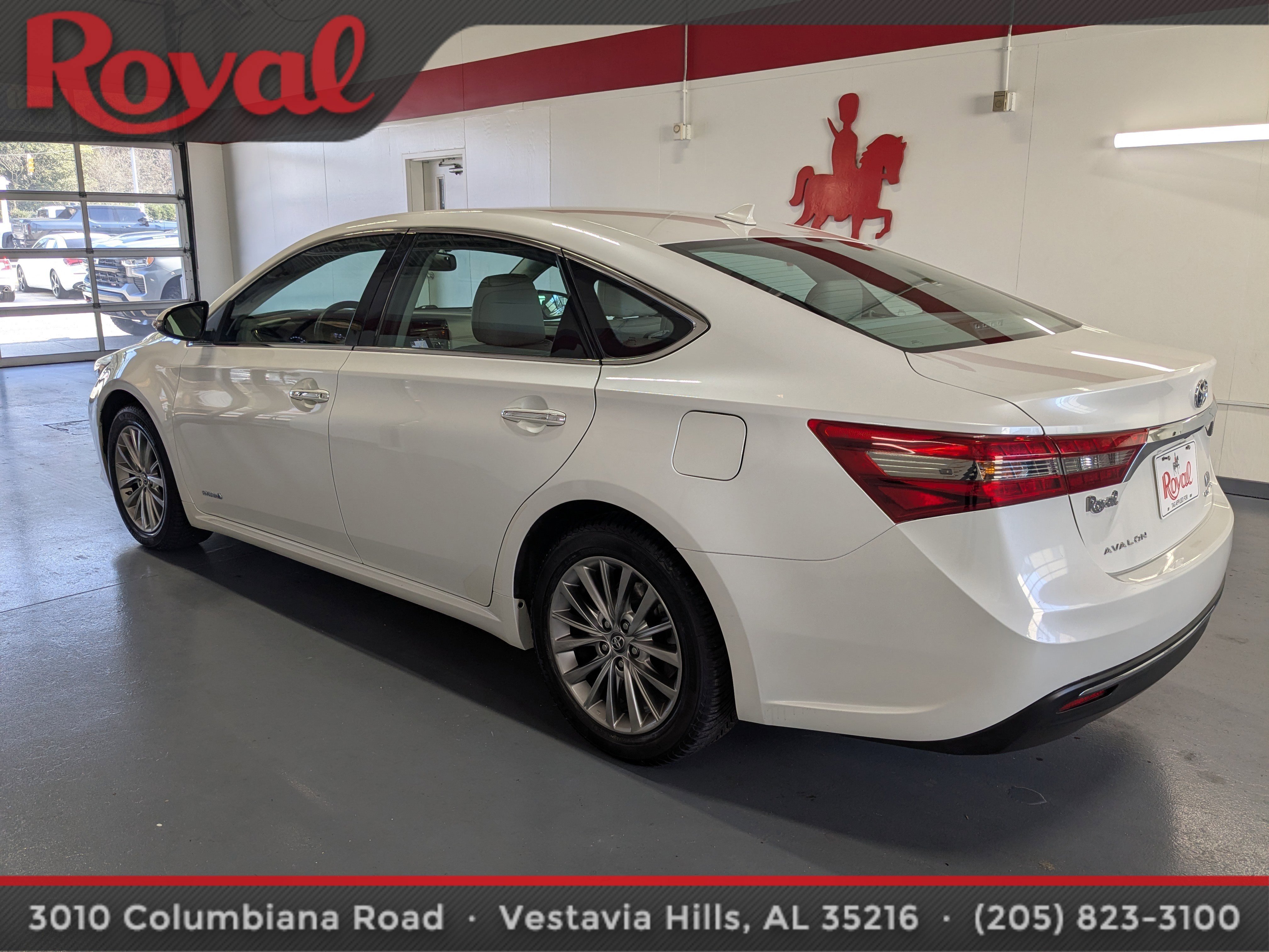 Used 2016 Toyota Avalon Limited image 2