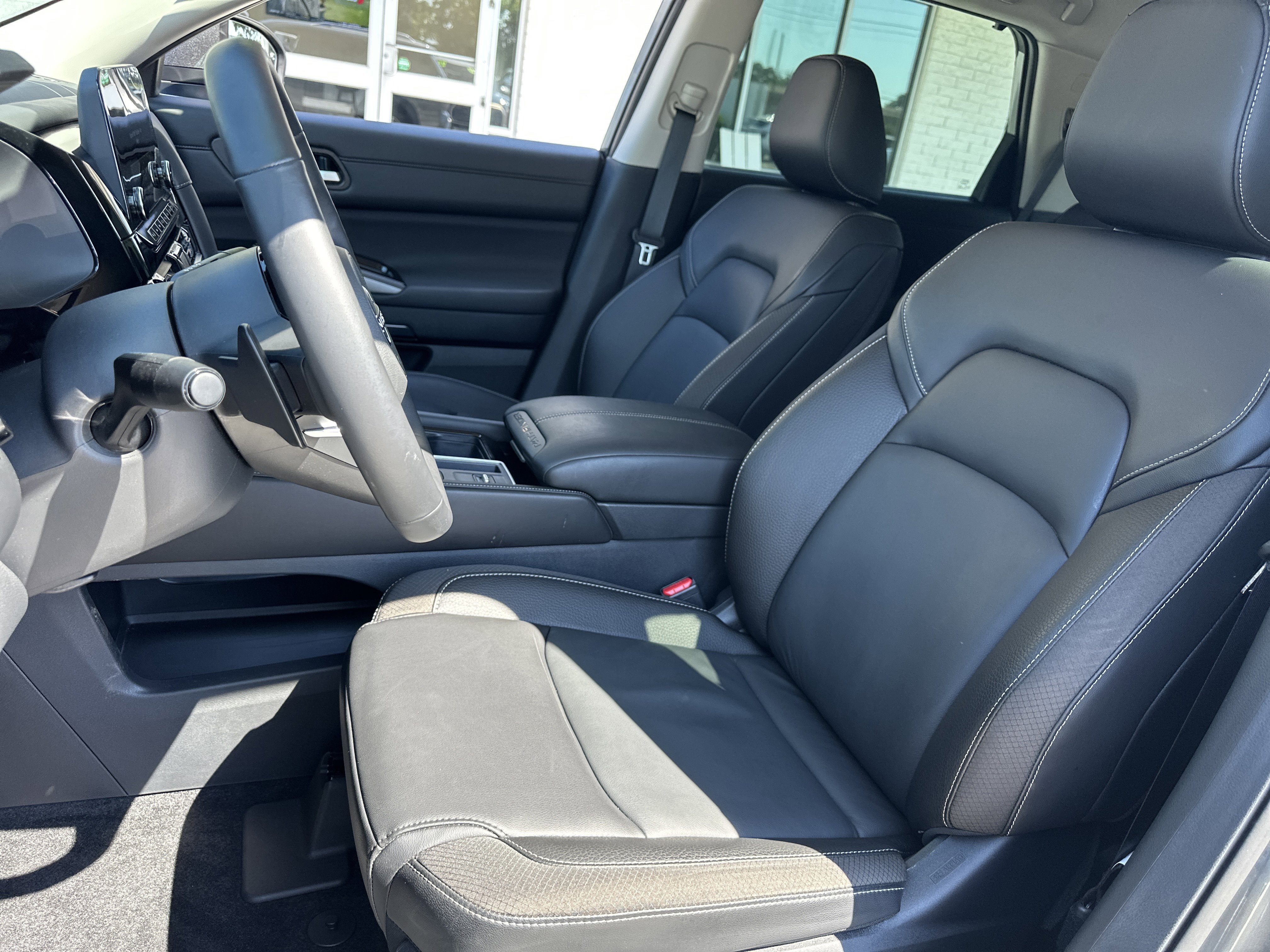 Used 2025 Nissan Pathfinder SL w/ Black Appearance Package FWD image 11