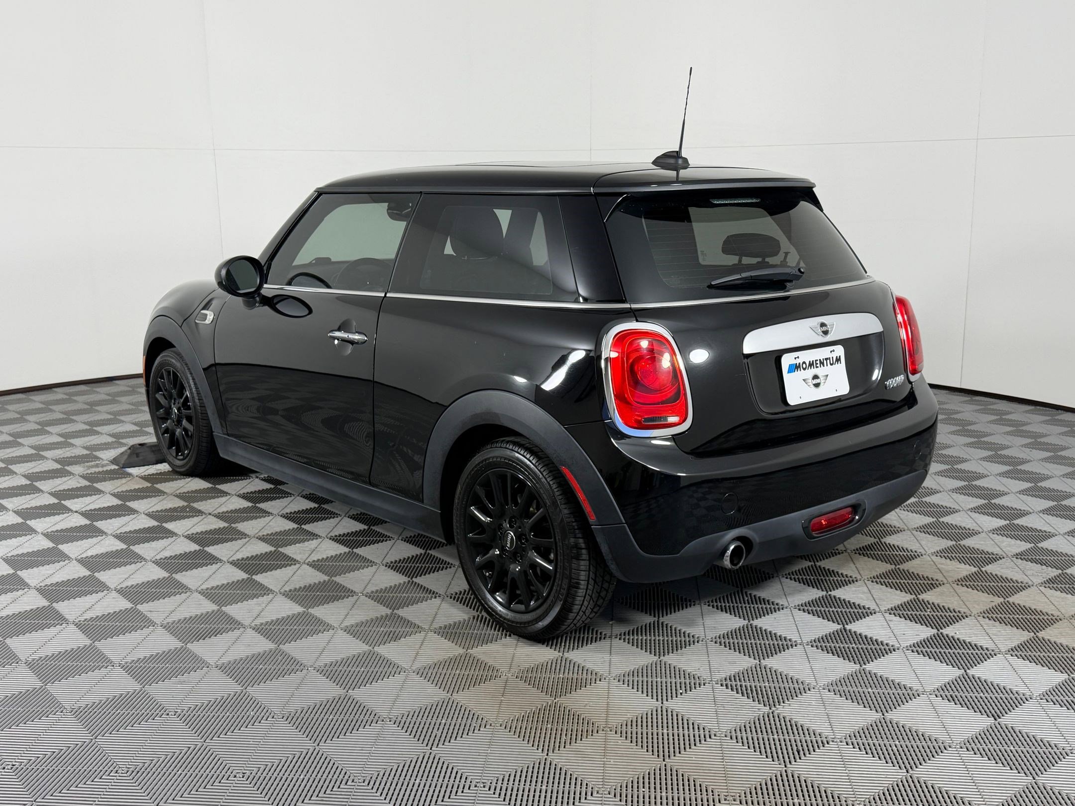 Used 2015 MINI Cooper 2-Door Hardtop image 3