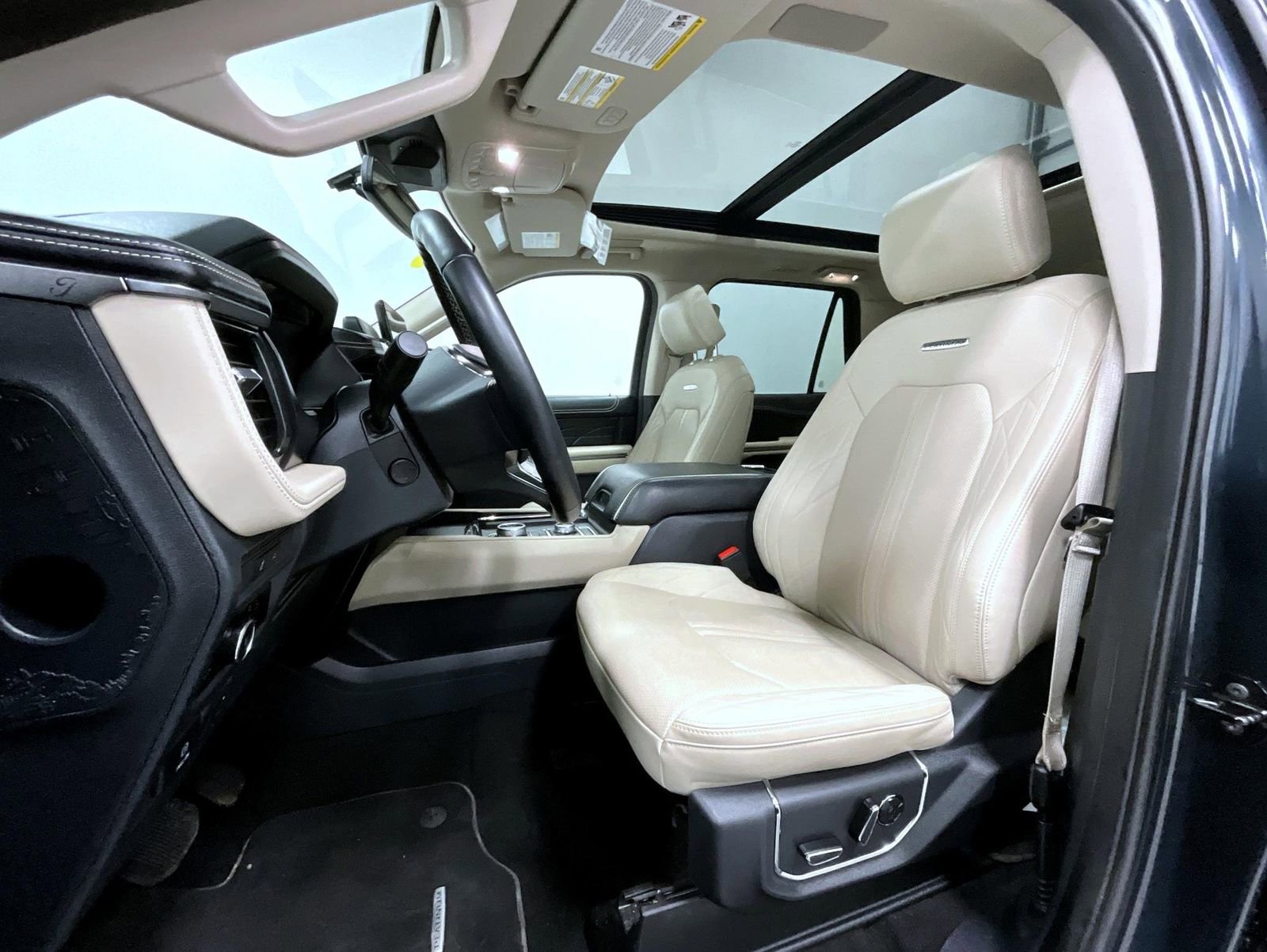 Used 2024 Ford Expedition Platinum image 11