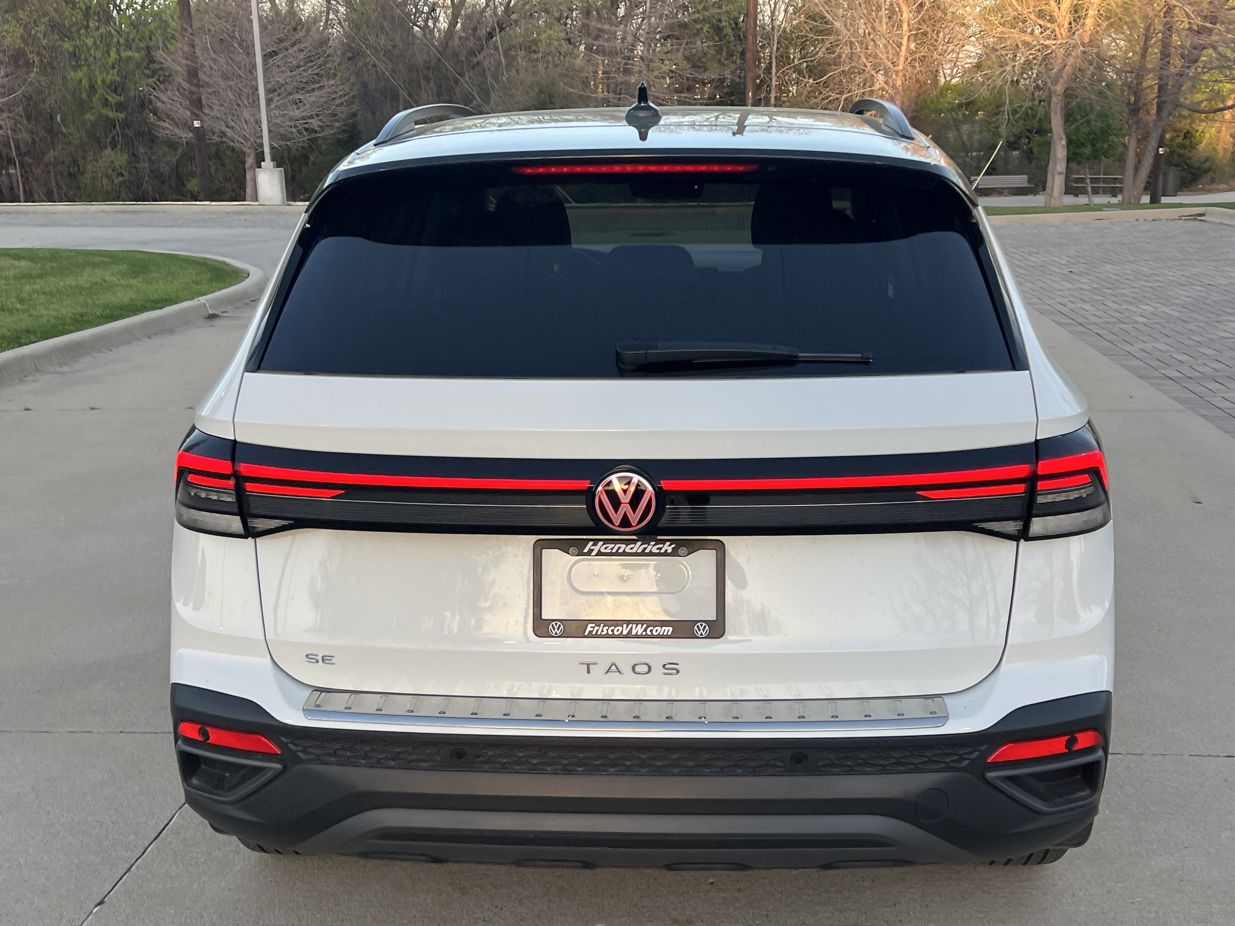 Used 2025 Volkswagen Taos SE image 9