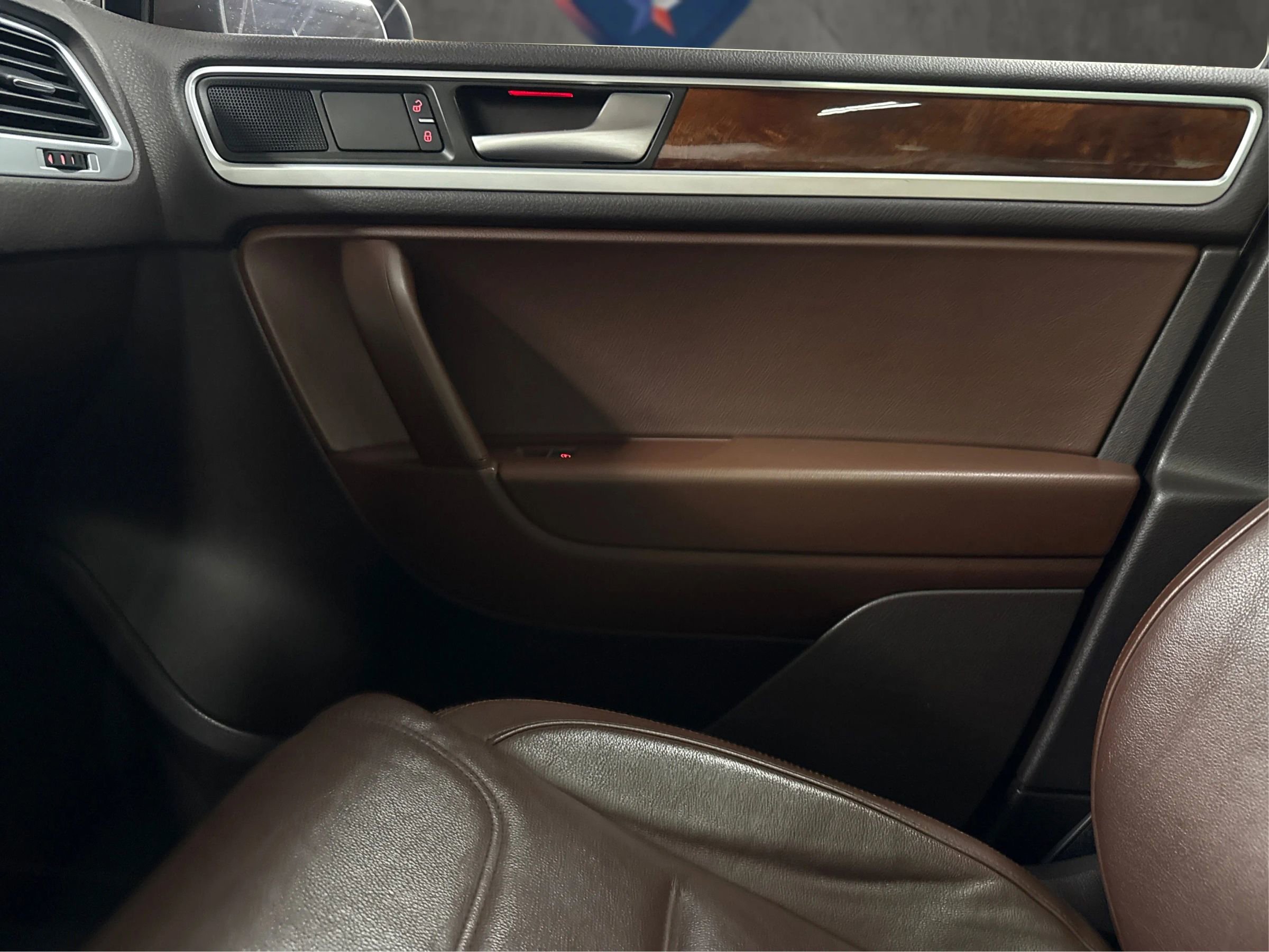 Used 2013 Volkswagen Touareg TDI image 40