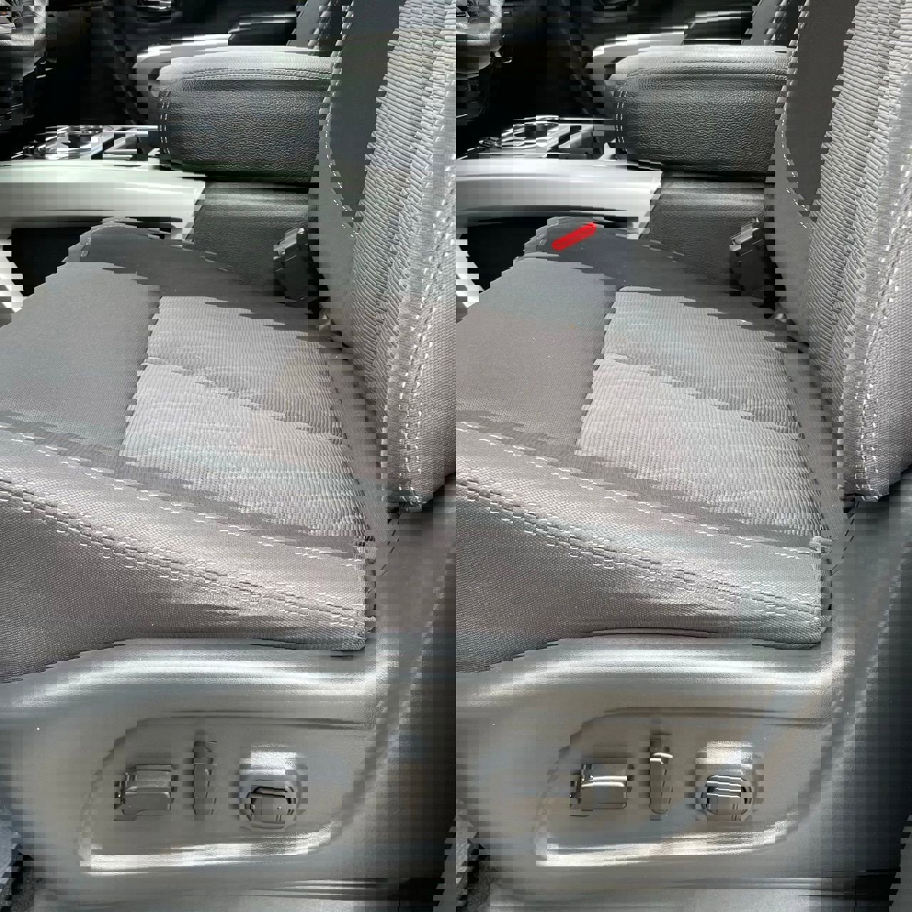 Used 2024 Nissan Titan SV w/ SV Convenience Package image 23