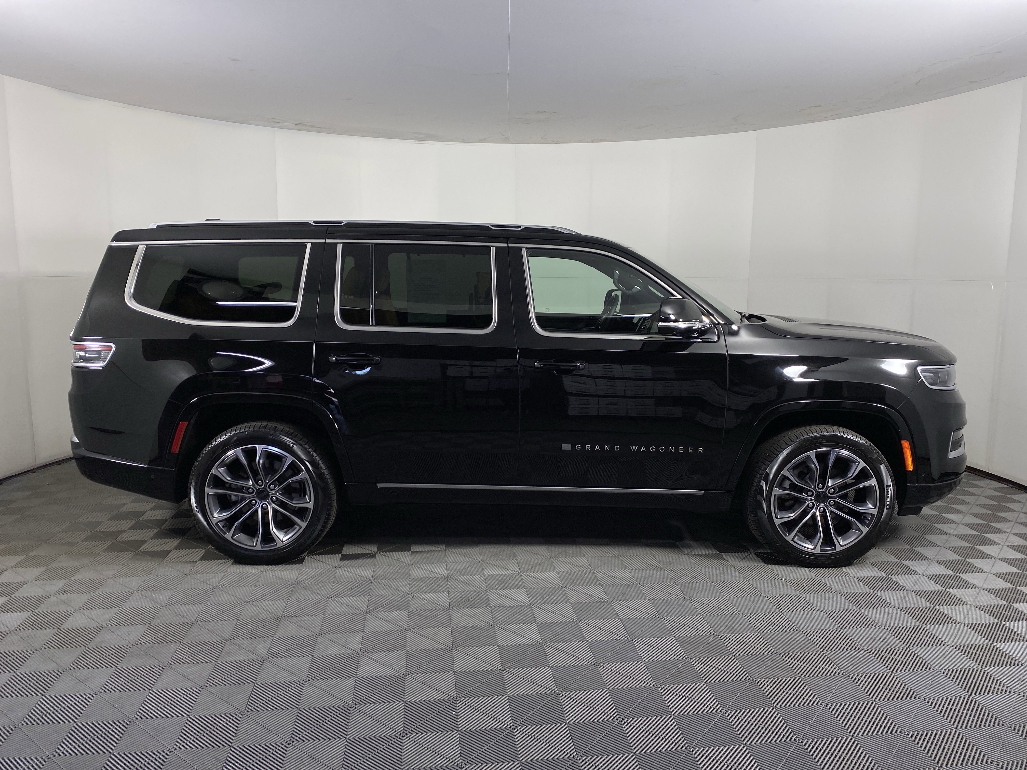 Used 2025 Jeep Grand Wagoneer Series III w/ Rear Seat Video Group 1 AWD/4WD image 8