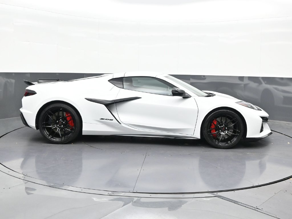 Used 2027 Chevrolet Corvette Z06 RWD image 7