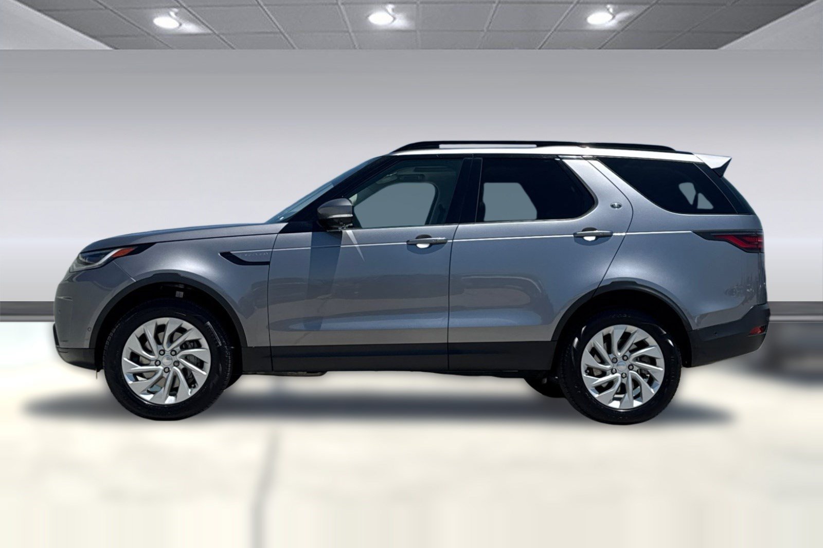 Used 2022 Land Rover Discovery S AWD/4WD image 2