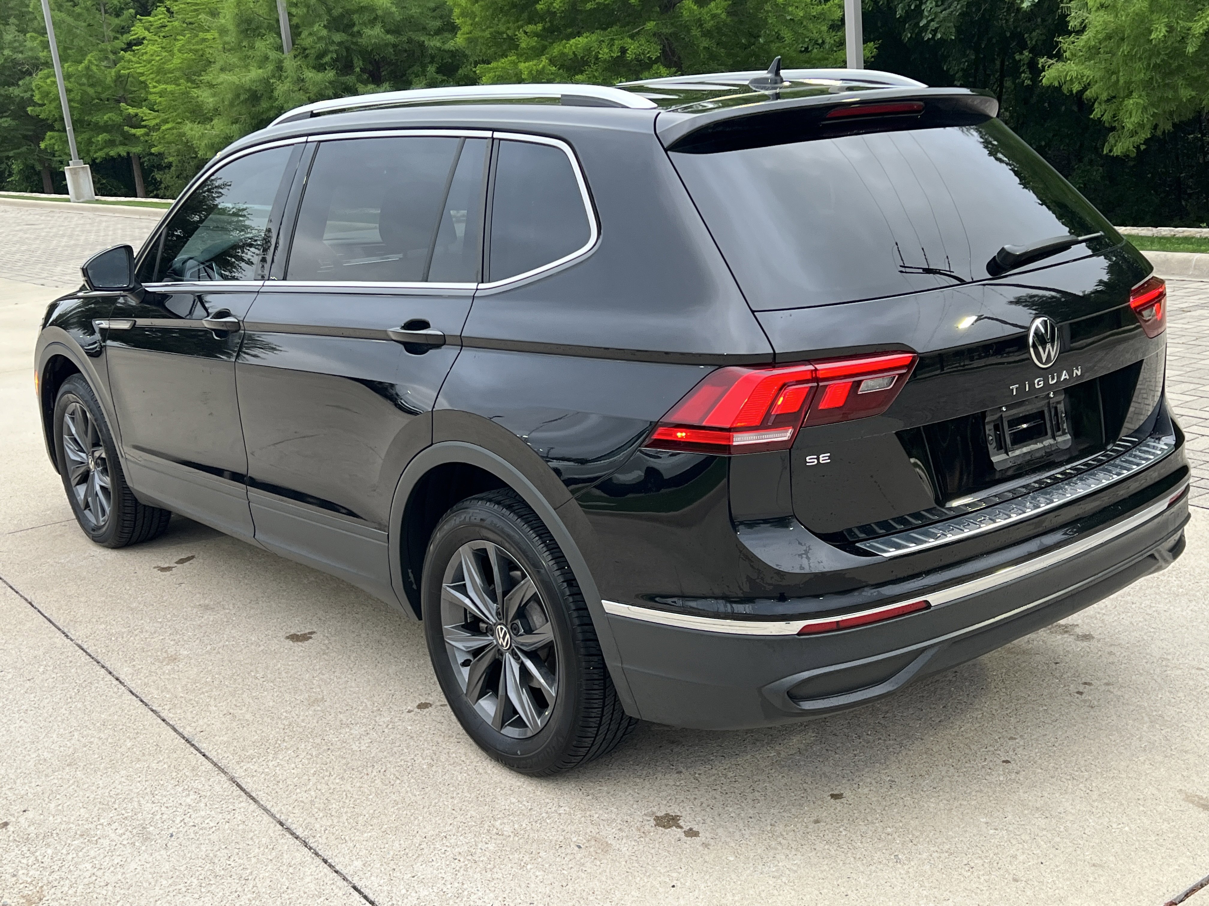 Certified 2023 Volkswagen Tiguan SE w/ Panoramic Sunroof Package FWD image 8
