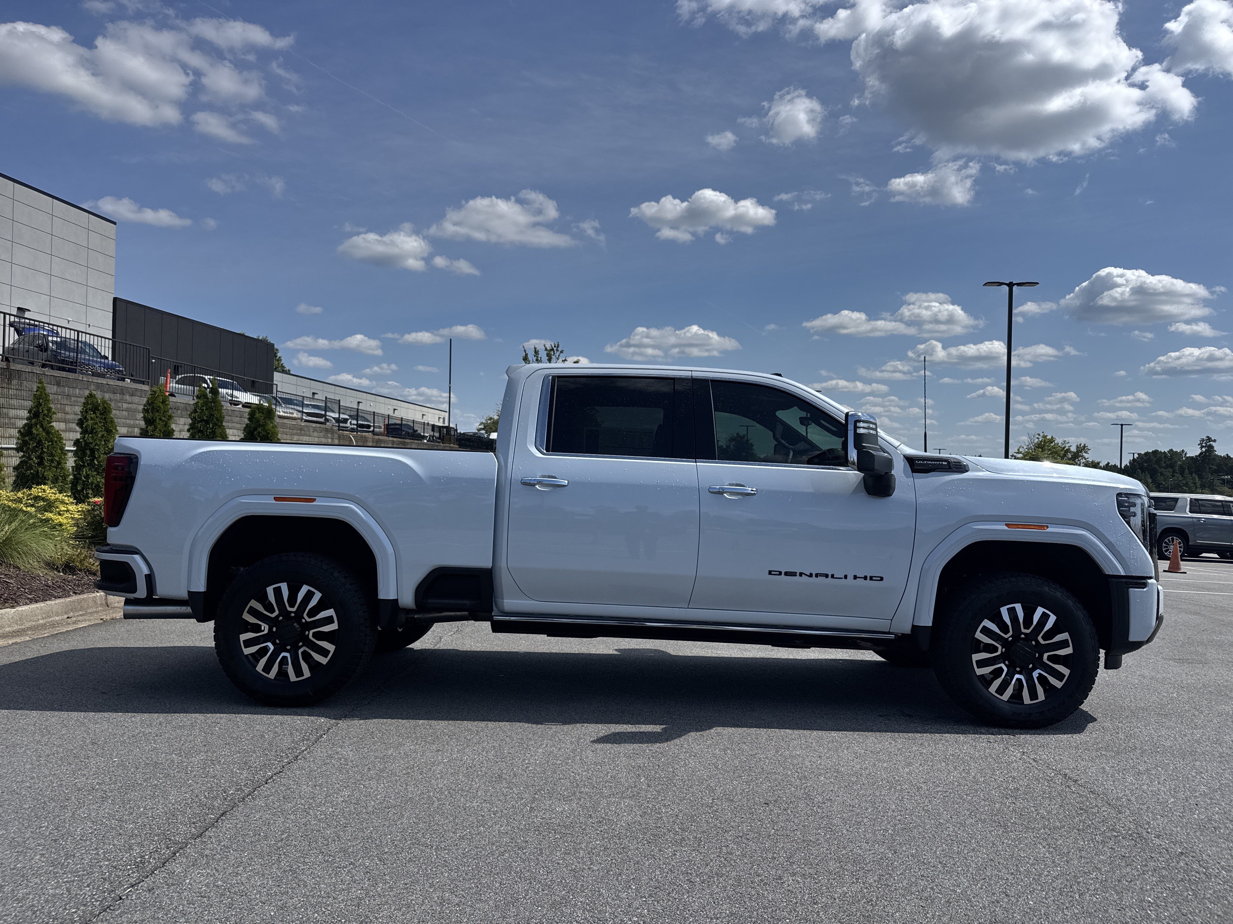 New 2026 GMC Sierra 2500 Denali Ultimate w/ LPO, Black Badging Package AWD/4WD image 11