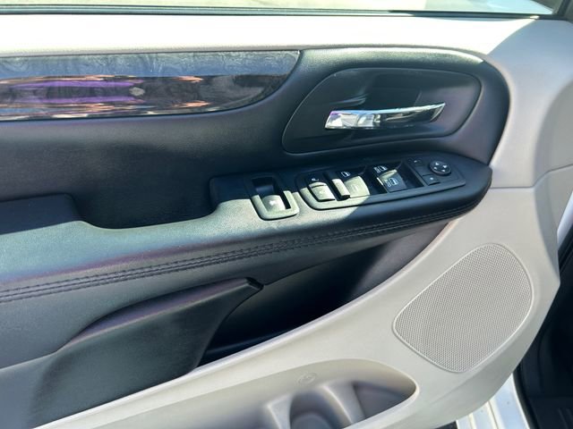 Used 2019 Dodge Grand Caravan SE w/ UConnect Hands-Free Group image 11