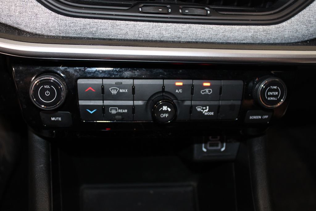 Used 2025 Jeep Compass Latitude image 28