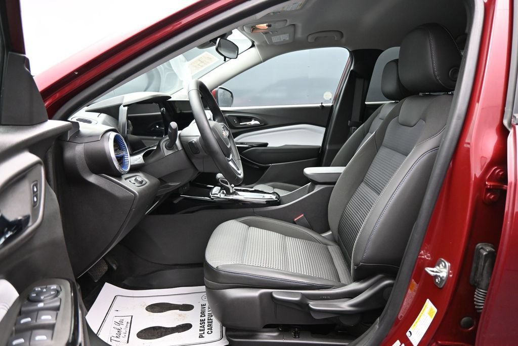 Used 2025 Chevrolet Trax LT w/ Driver Confidence Package FWD image 9