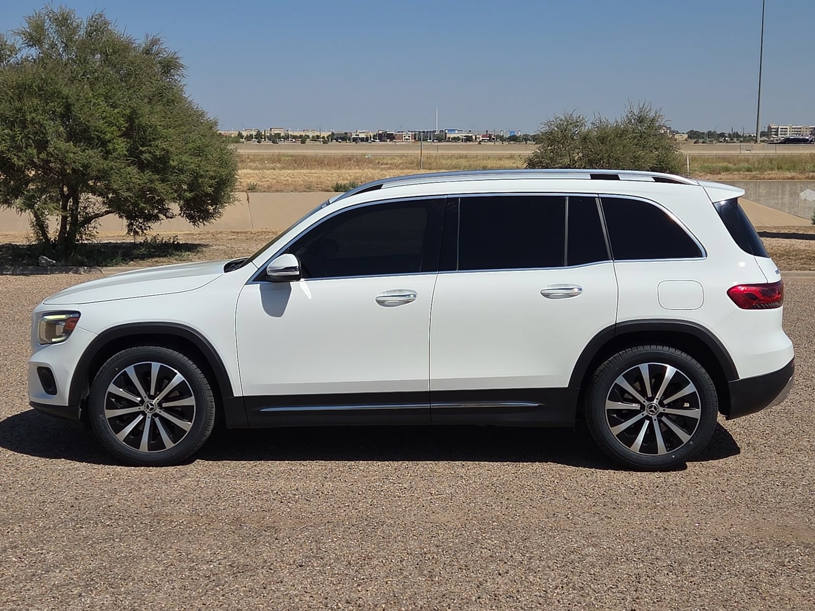 Used 2022 Mercedes-Benz GLB 250 4MATIC w/ Premium Package Lite image 2