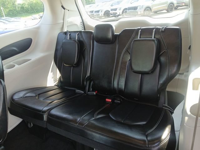 Used 2023 Chrysler Pacifica Touring-L FWD image 23