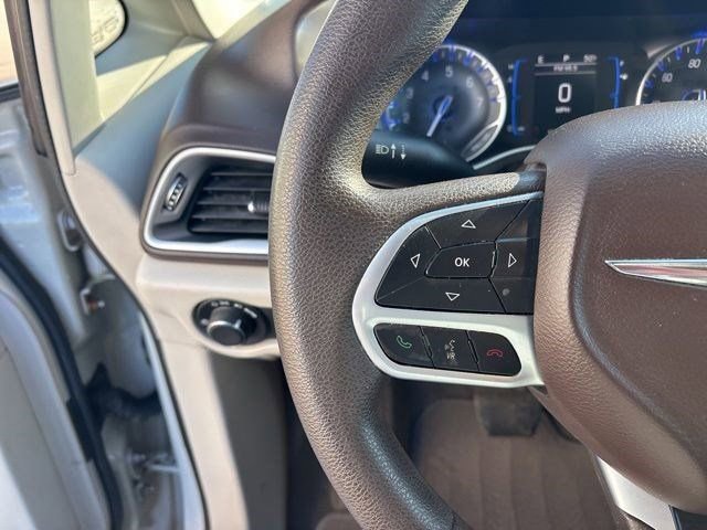 Used 2017 Chrysler Pacifica Touring w/ Tire & Wheel Group FWD image 17
