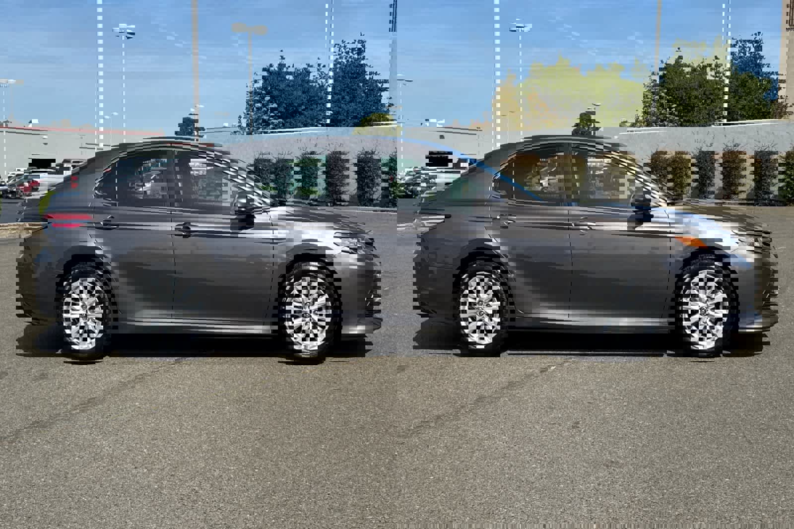 Used 2018 Toyota Camry LE image 6