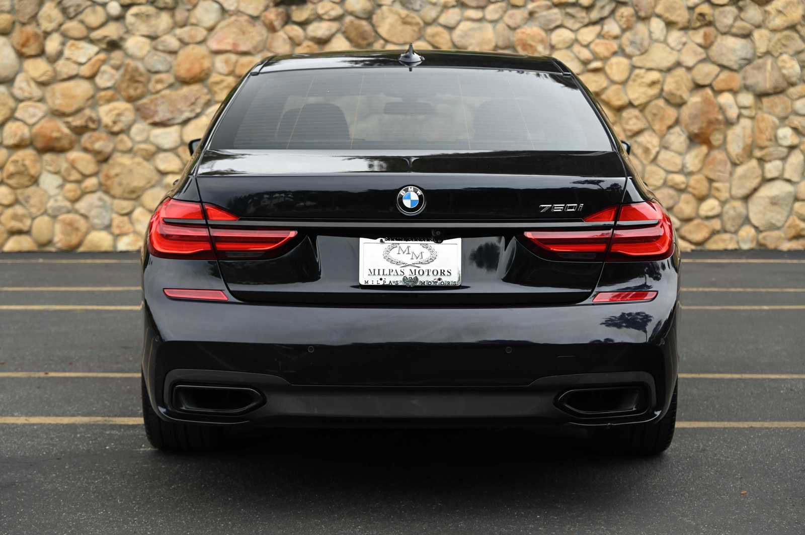 Used 2019 BMW 750i w/ M Sport Package RWD image 5