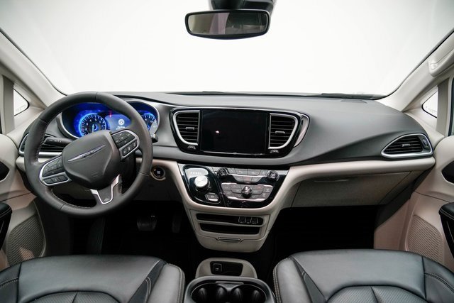 Used 2024 Chrysler Pacifica Touring-L image 29