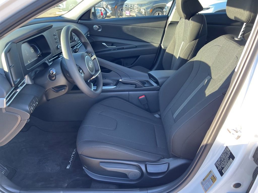 Used 2025 Hyundai Elantra SE image 13