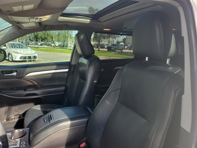 Used 2016 Toyota Highlander XLE FWD image 25