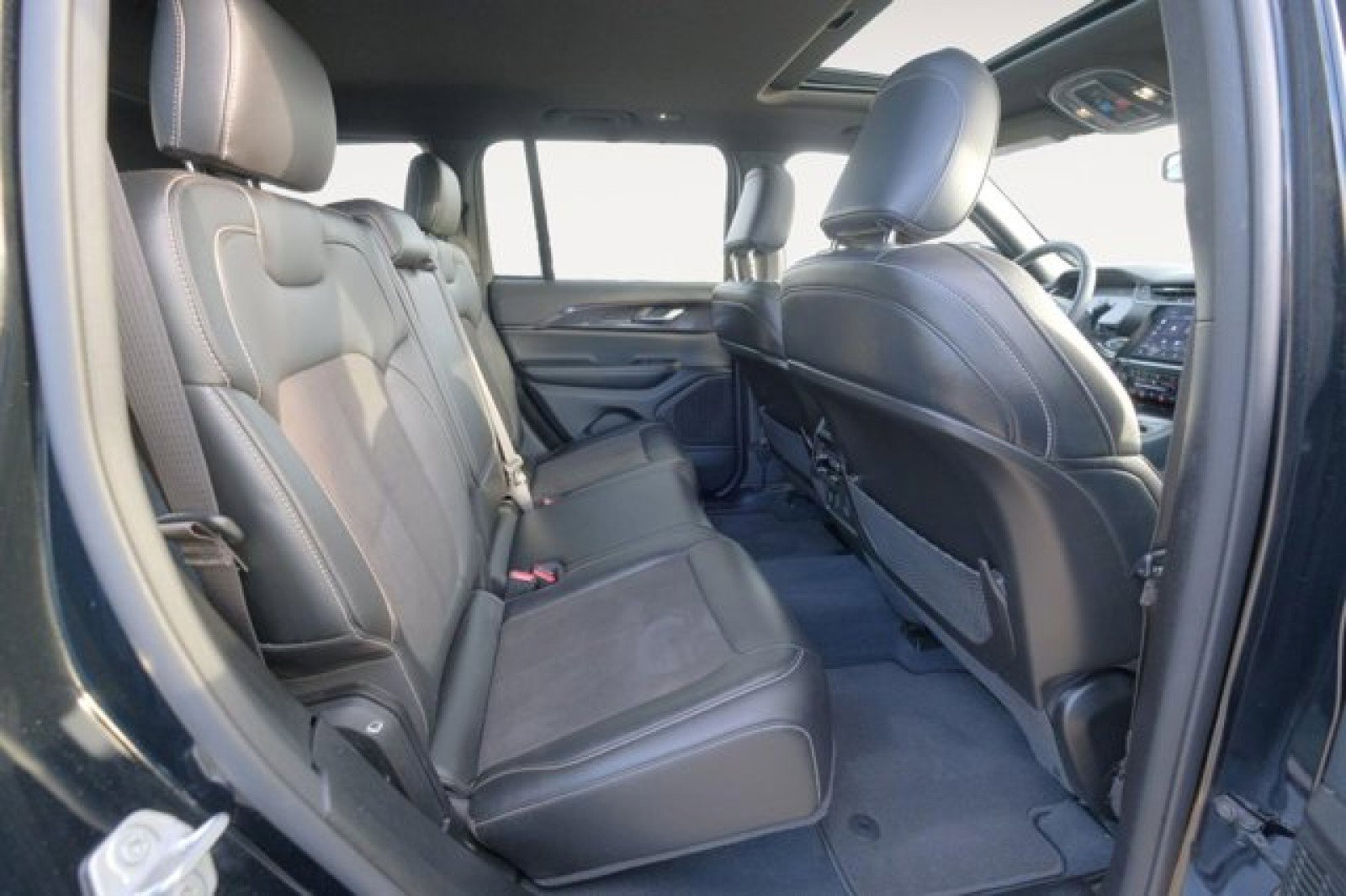 Used 2023 Jeep Grand Cherokee Altitude AWD/4WD image 15