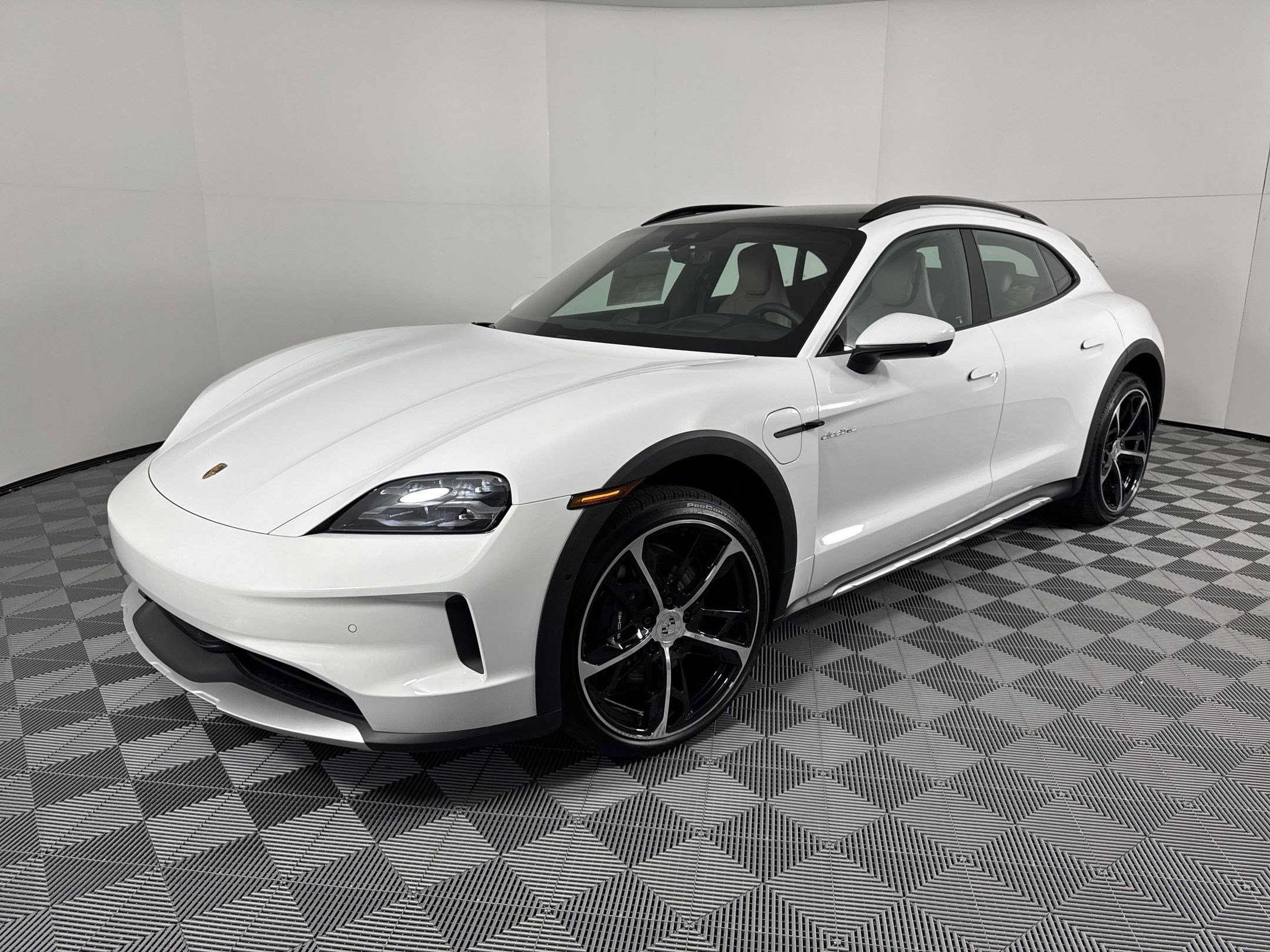 Used 2025 Porsche Taycan 4 Cross Turismo image 1