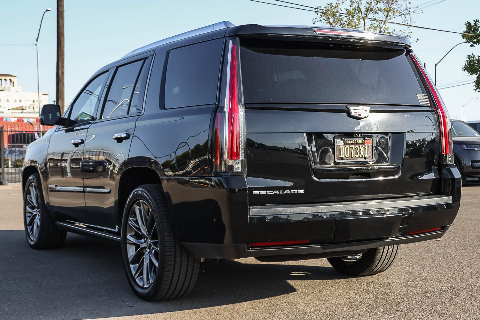 Used 2019 Cadillac Escalade Premium Luxury w/ Escalade Sport Edition AWD/4WD image 7