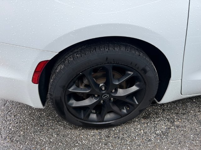 Used 2026 Chrysler Pacifica Limited w/ S Appearance Package FWD image 12