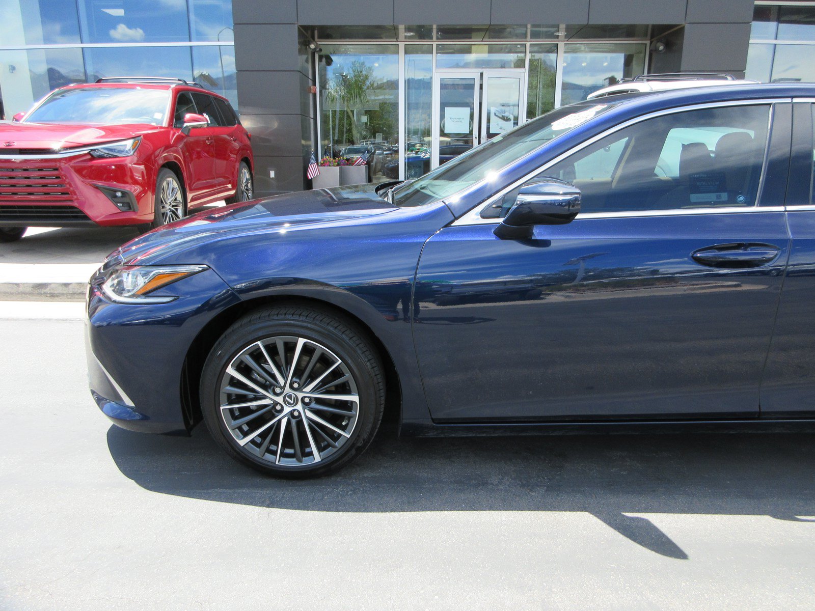 Used 2025 Lexus ES 300h w/ Premium Package FWD image 2