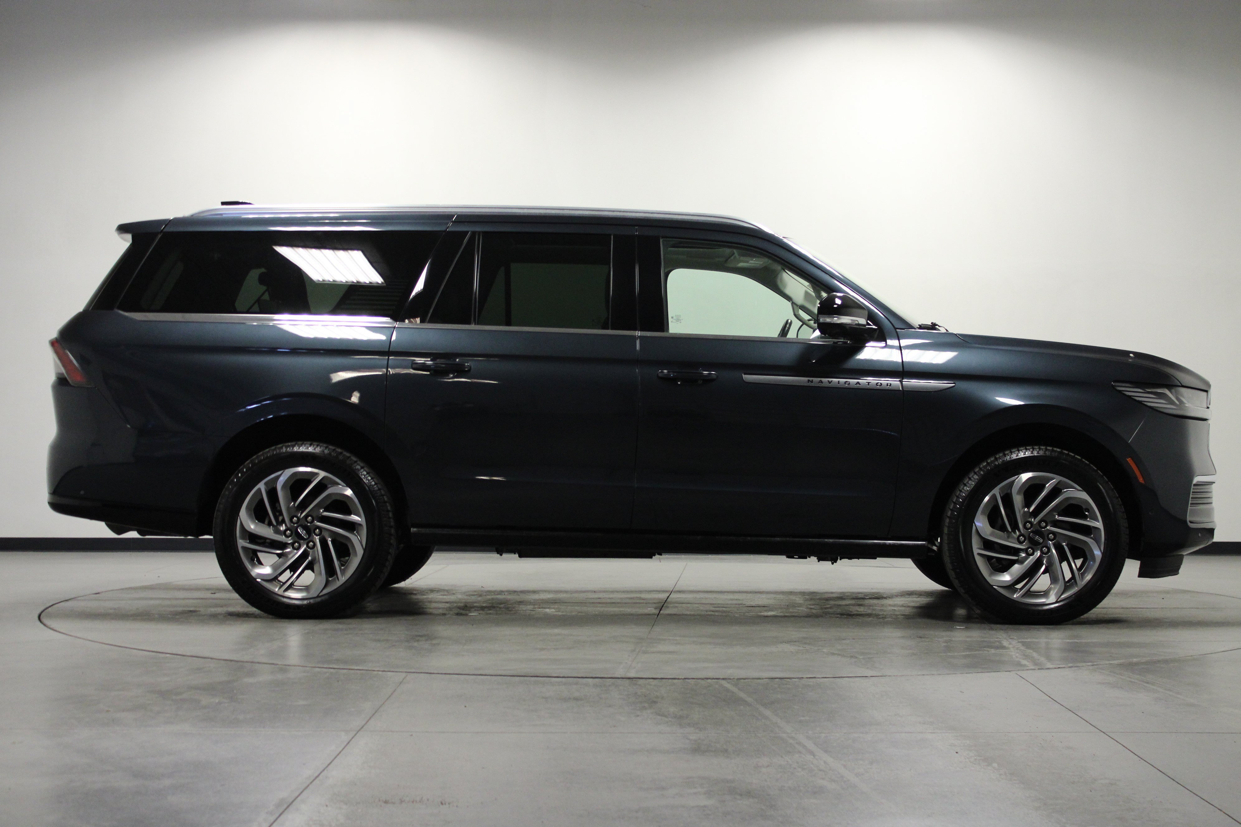 Used 2025 Lincoln Navigator L Reserve AWD/4WD image 3