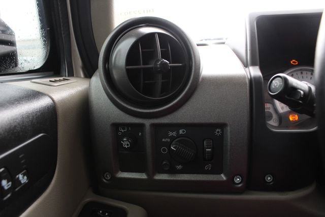 Used 2004 HUMMER H2 w/ Preferred Equipment Group image 10