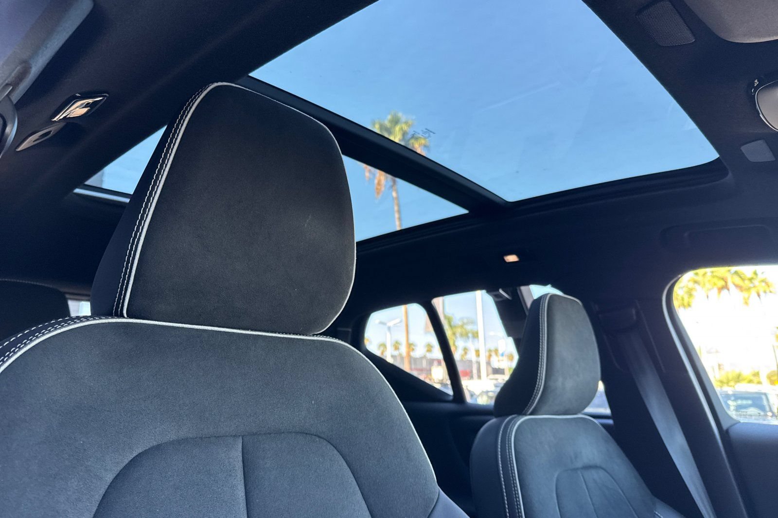 Used 2023 Volvo XC40 B5 Plus w/ Protection Package Premier AWD/4WD image 18