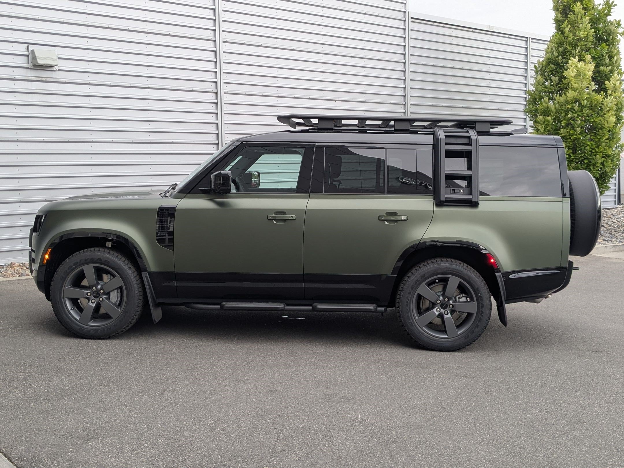 New 2026 Land Rover Defender 130 X-Dynamic SE AWD/4WD image 8