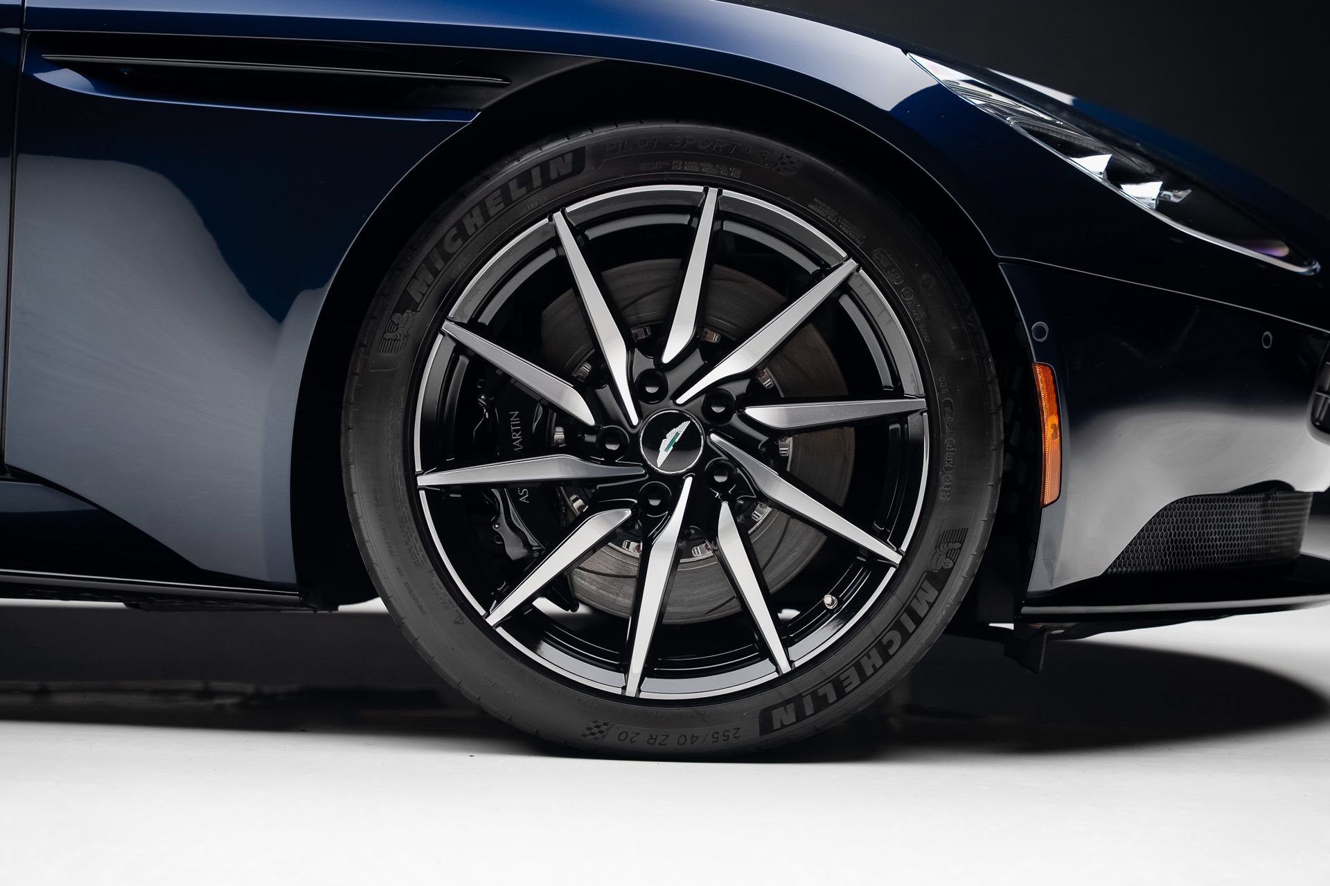 Used 2018 Aston Martin DB11 V12 RWD image 38