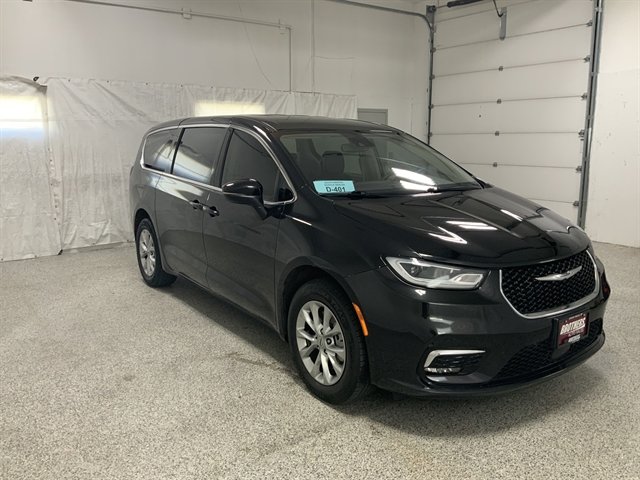 Used 2023 Chrysler Pacifica Touring-L AWD/4WD image 4
