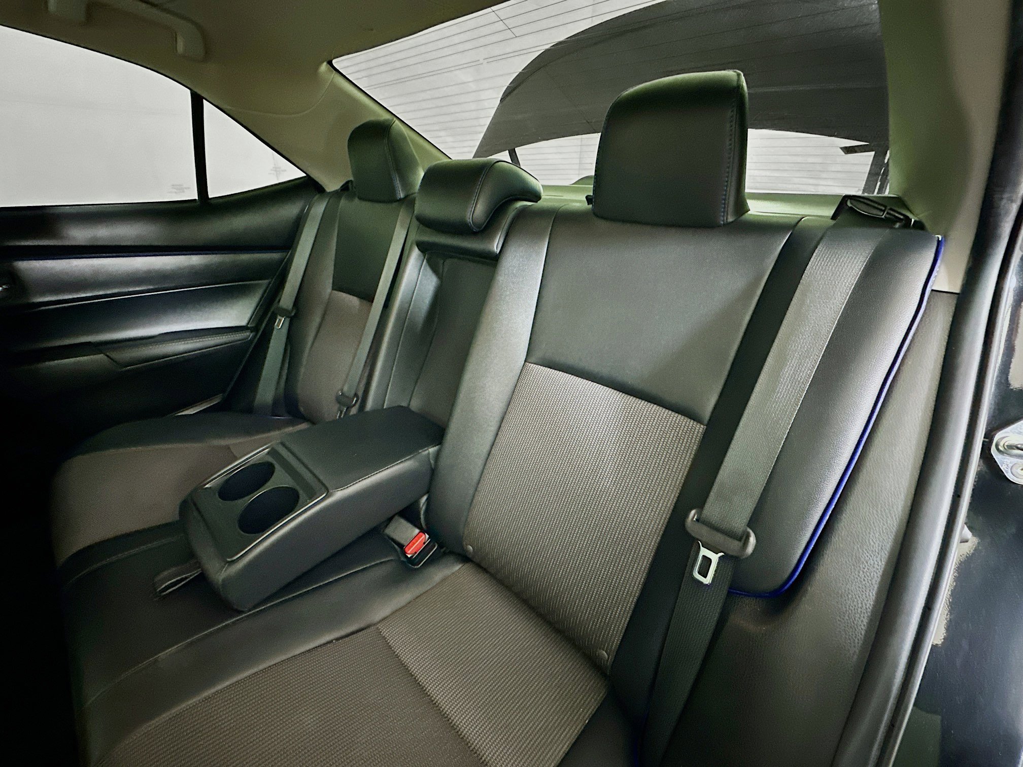 Used 2018 Toyota Corolla SE w/ SE Premium Package FWD image 26