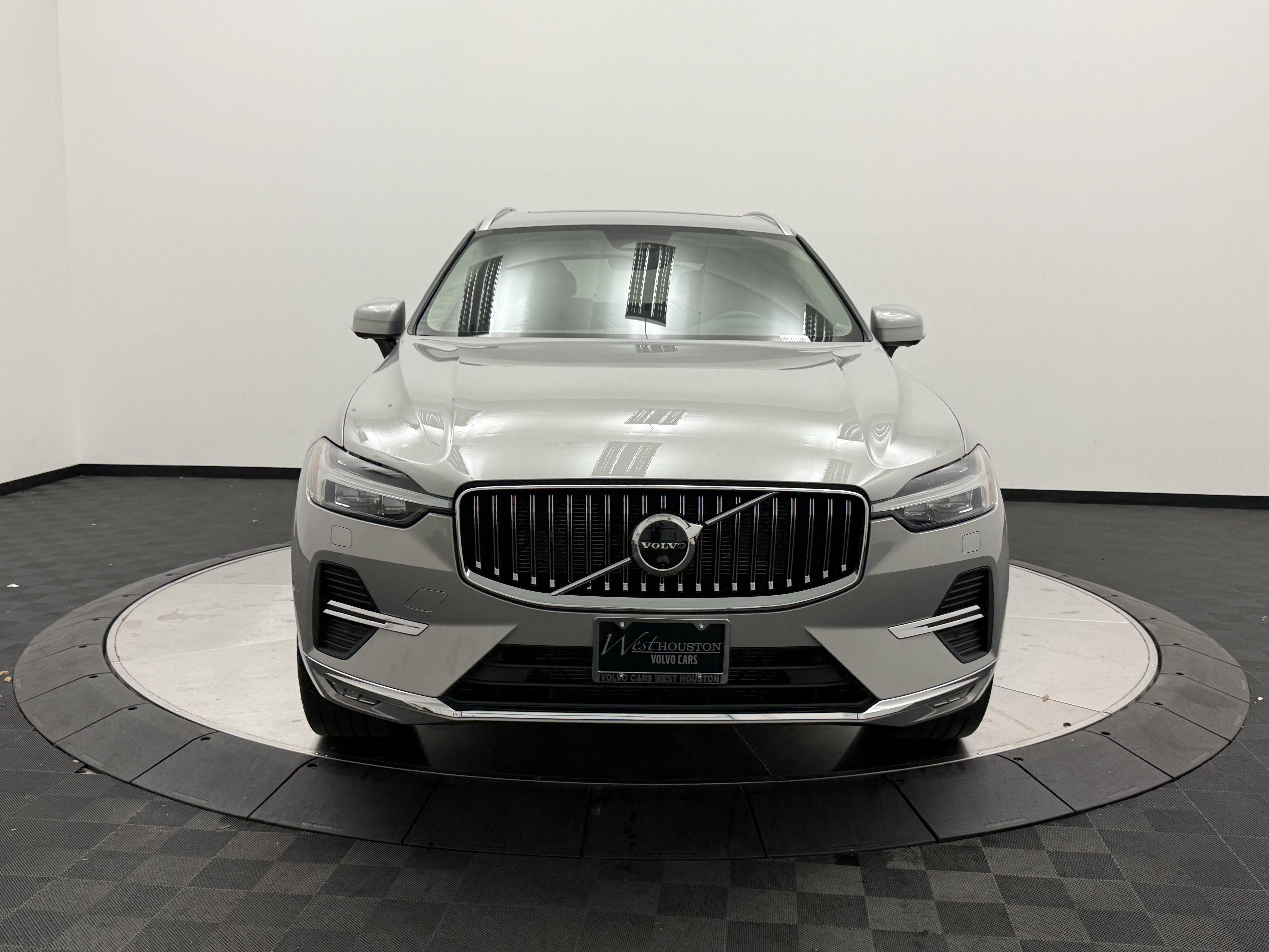 Certified 2023 Volvo XC60 B5 Plus w/ Climate Package AWD/4WD image 2