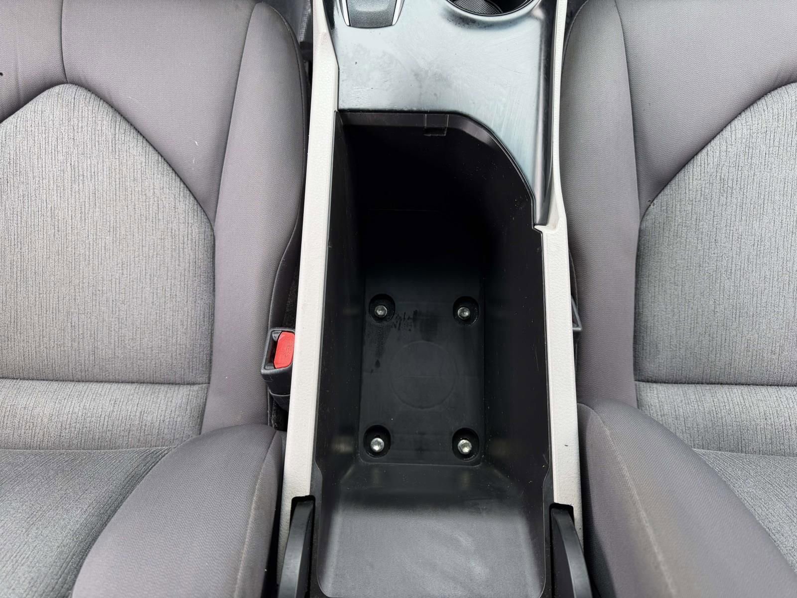 Used 2018 Toyota Camry LE image 20