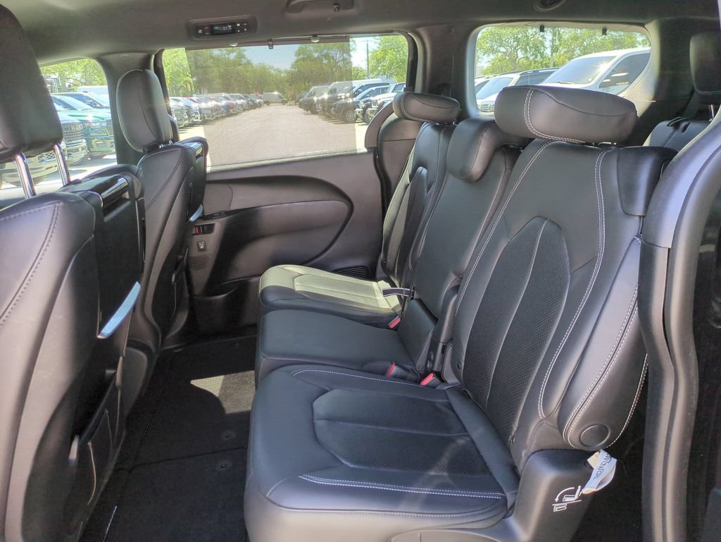Used 2020 Chrysler Pacifica Touring-L Plus FWD image 16