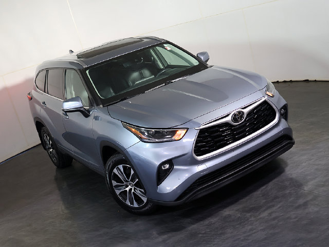 Used 2021 Toyota Highlander XLE AWD/4WD image 7