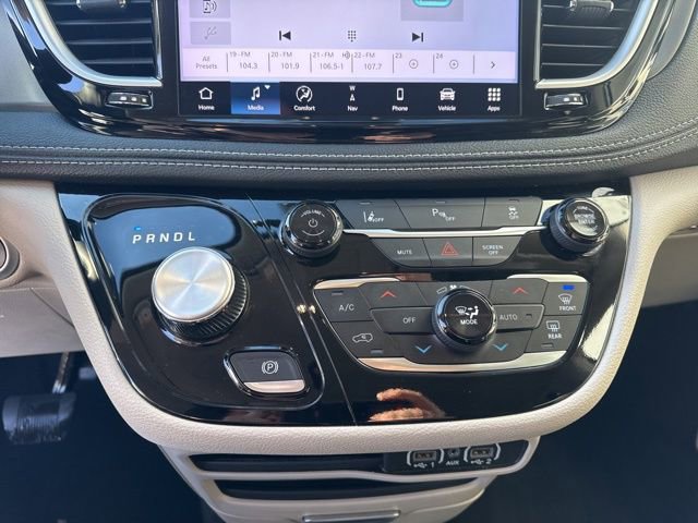 Used 2024 Chrysler Pacifica Select image 18