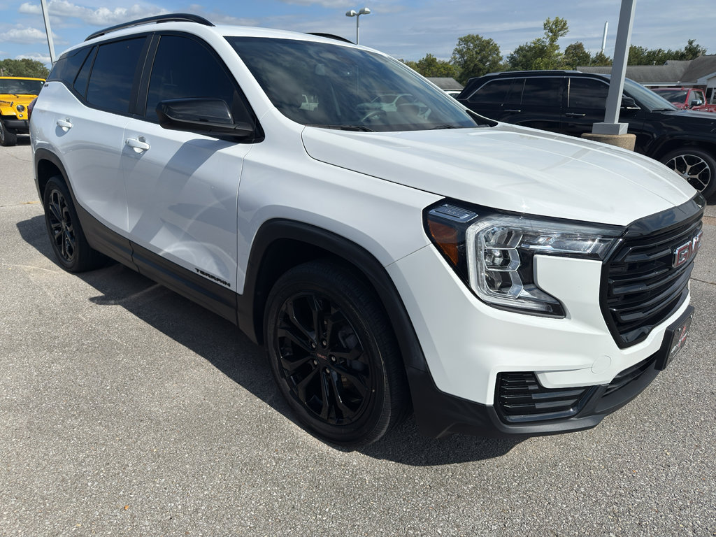 Used 2022 GMC Terrain SLE w/ Driver Convenience Package image 2