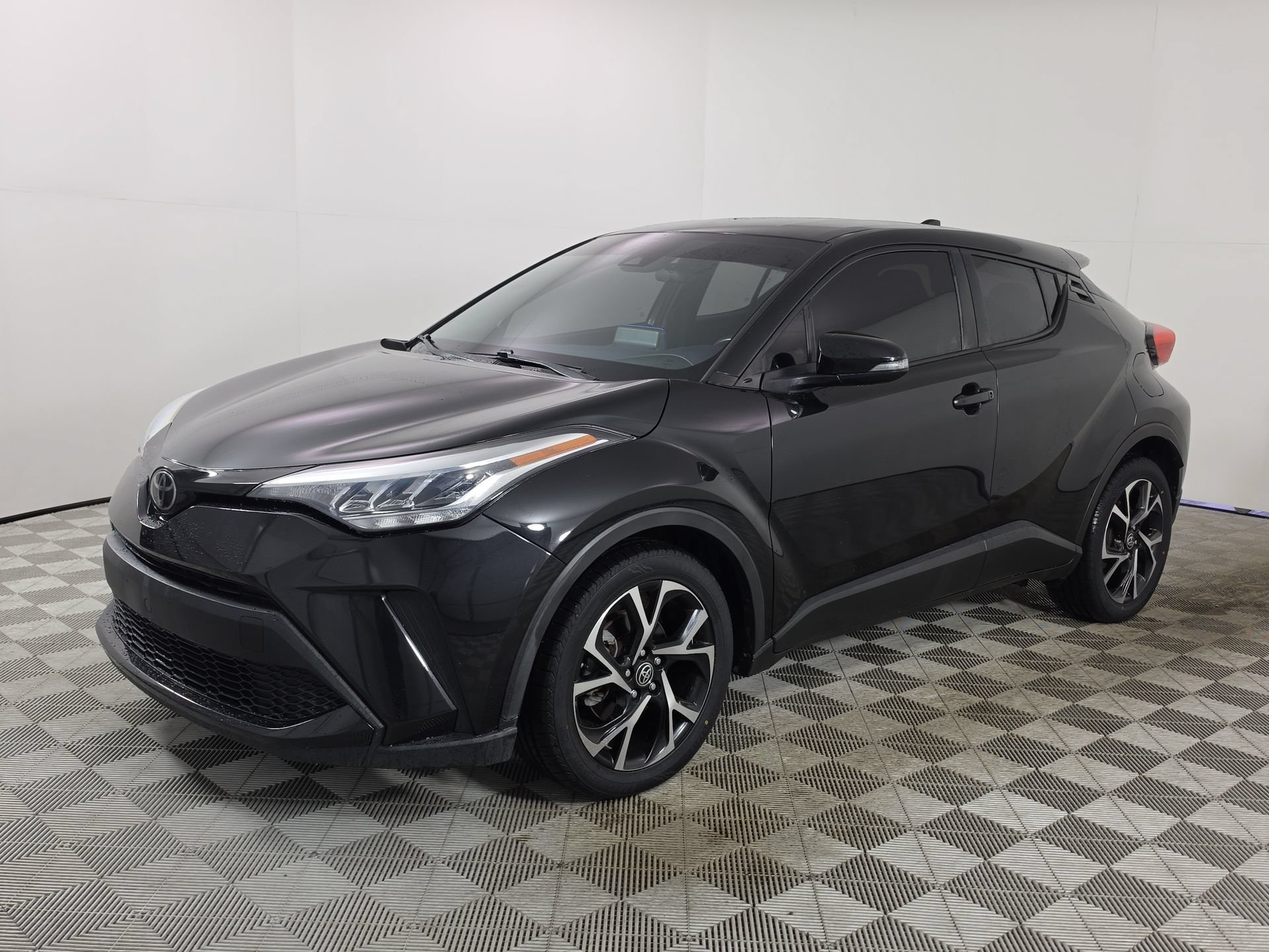Used 2021 Toyota C-HR XLE FWD image 3