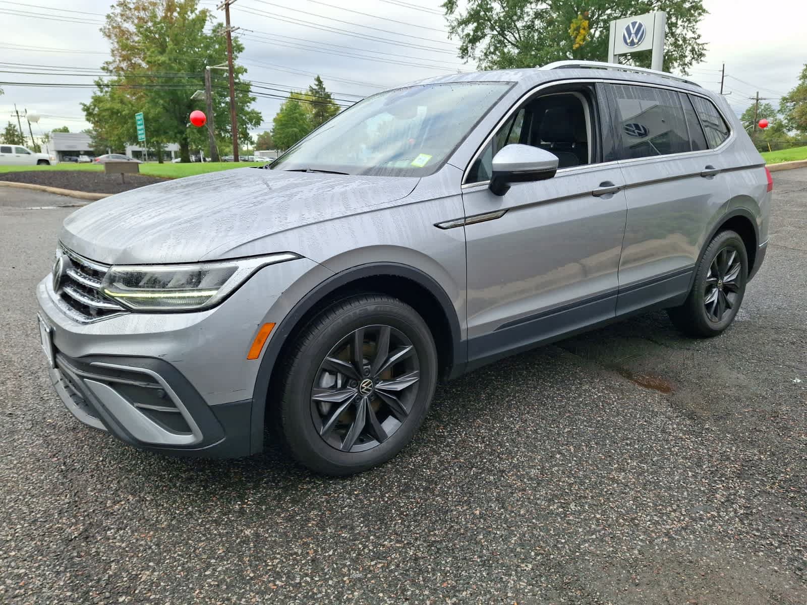 Used 2023 Volkswagen Tiguan SE w/ Panoramic Sunroof Package AWD/4WD image 2