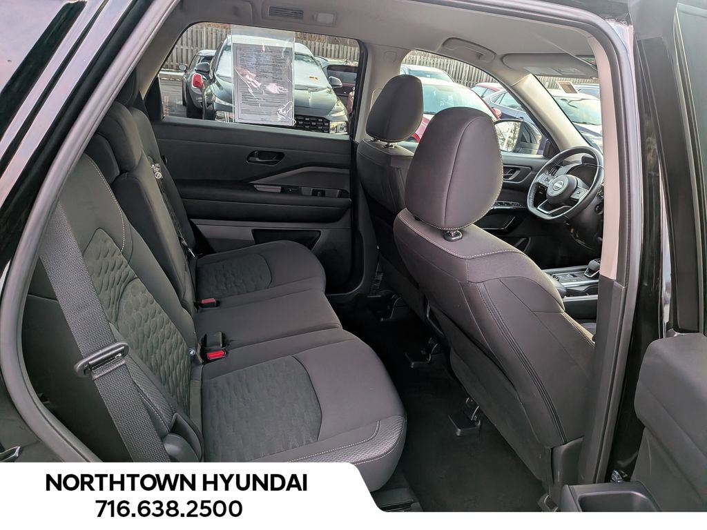 Used 2025 Nissan Pathfinder SV image 9